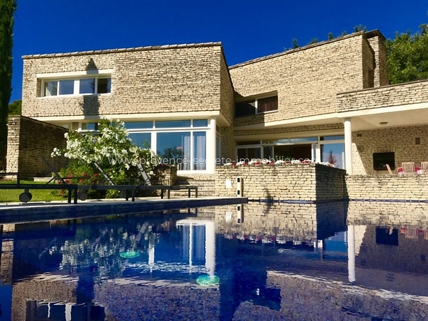 Architect villa with 5 bedrooms in Gordes countryside for rent